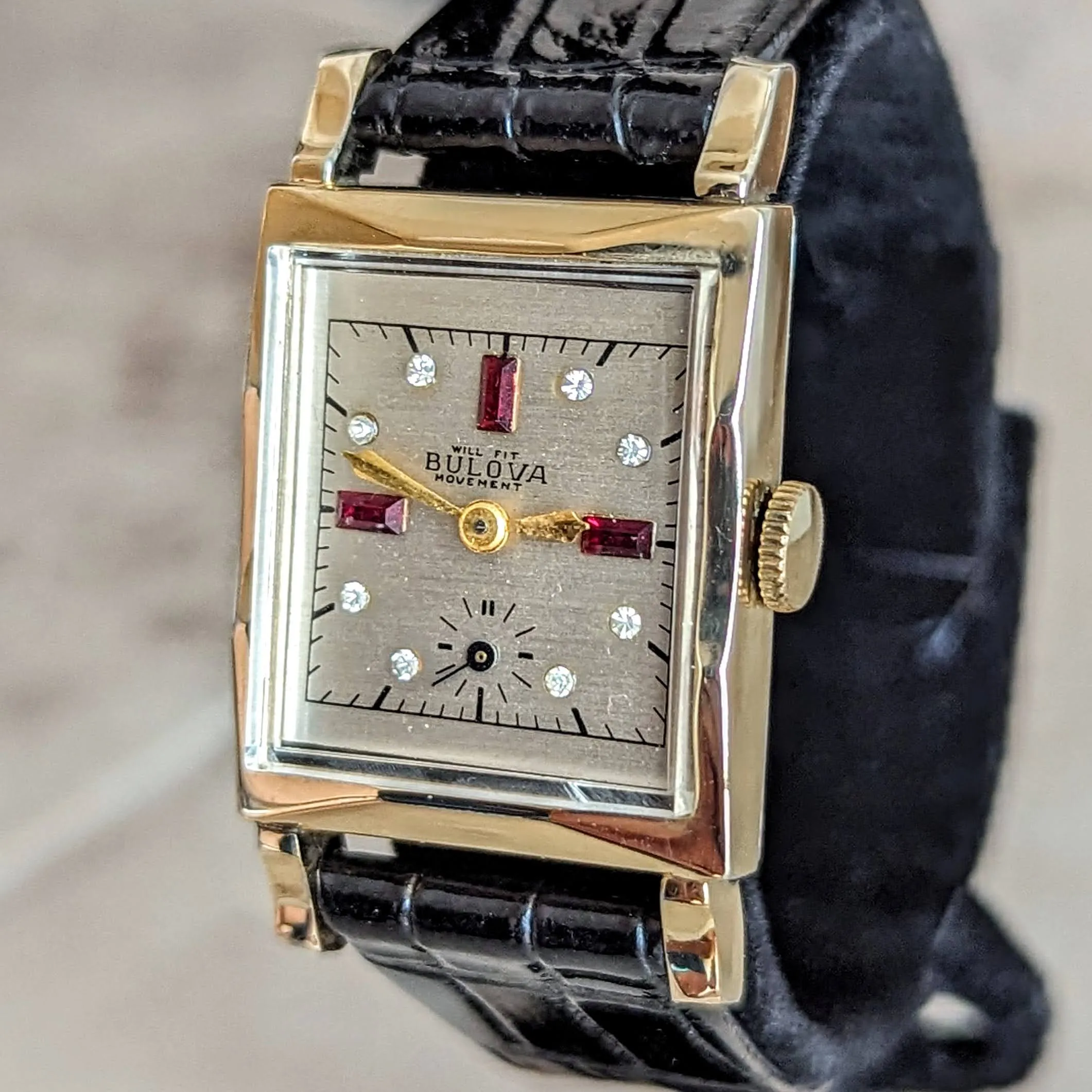 1946 Custom BULOVA Watch 17 Jewels Cal. 8AH Fancy Dial Swiss Made Wristwatch
