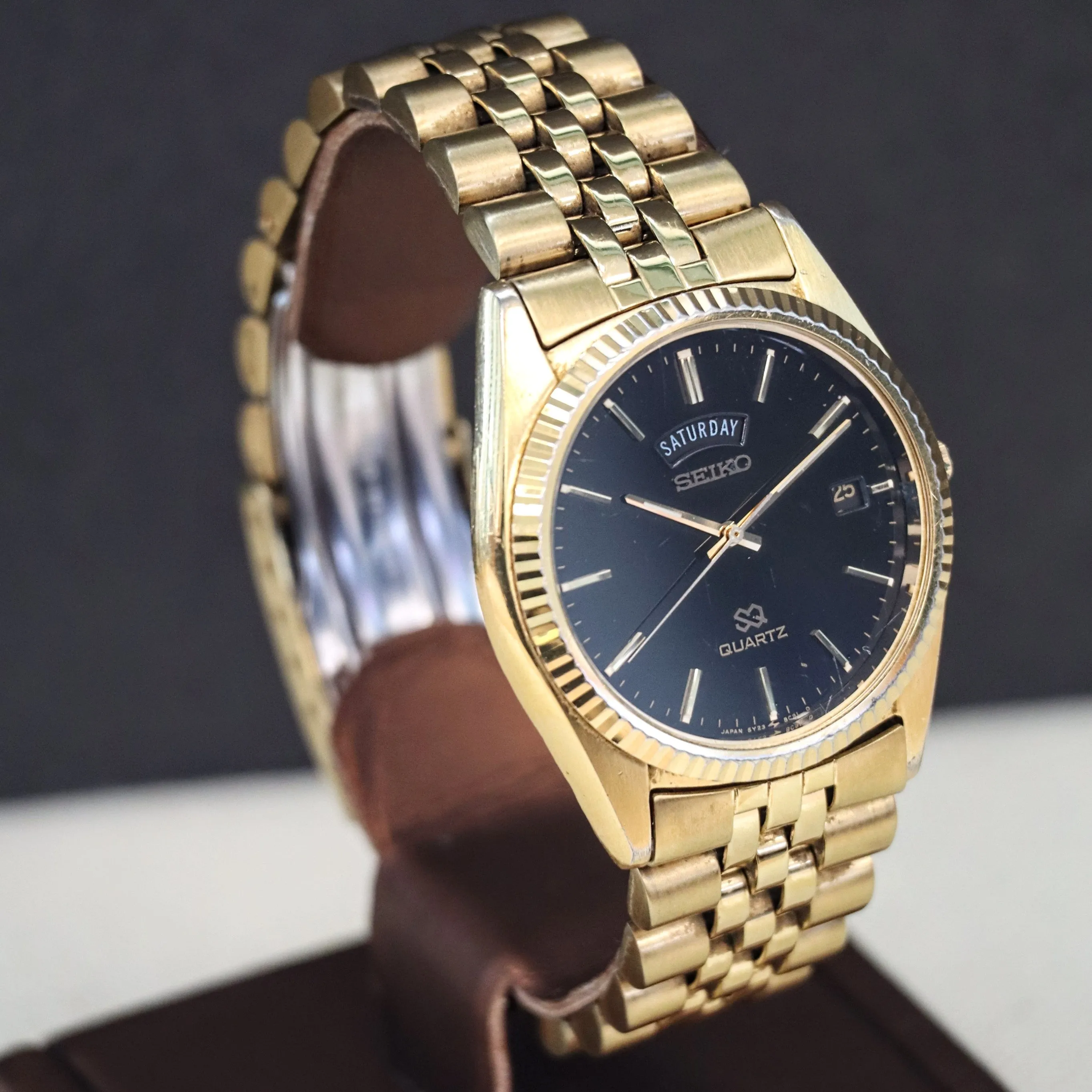 1990 SEIKO SQ Quartz Watch Day/Date 5Y23 Coin Edge Bezel and Original Bracelet