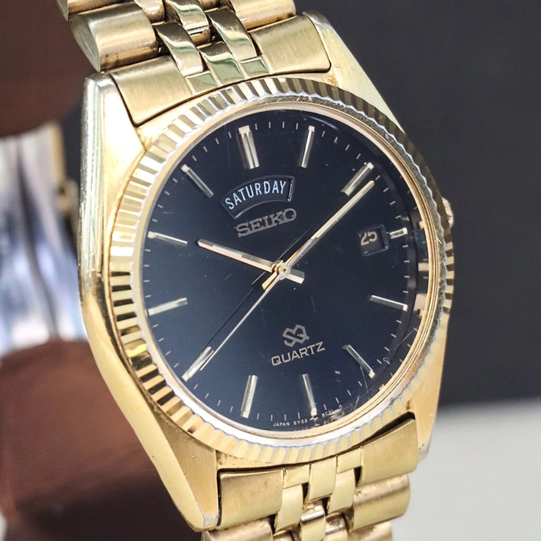 1990 SEIKO SQ Quartz Watch Day/Date 5Y23 Coin Edge Bezel and Original Bracelet