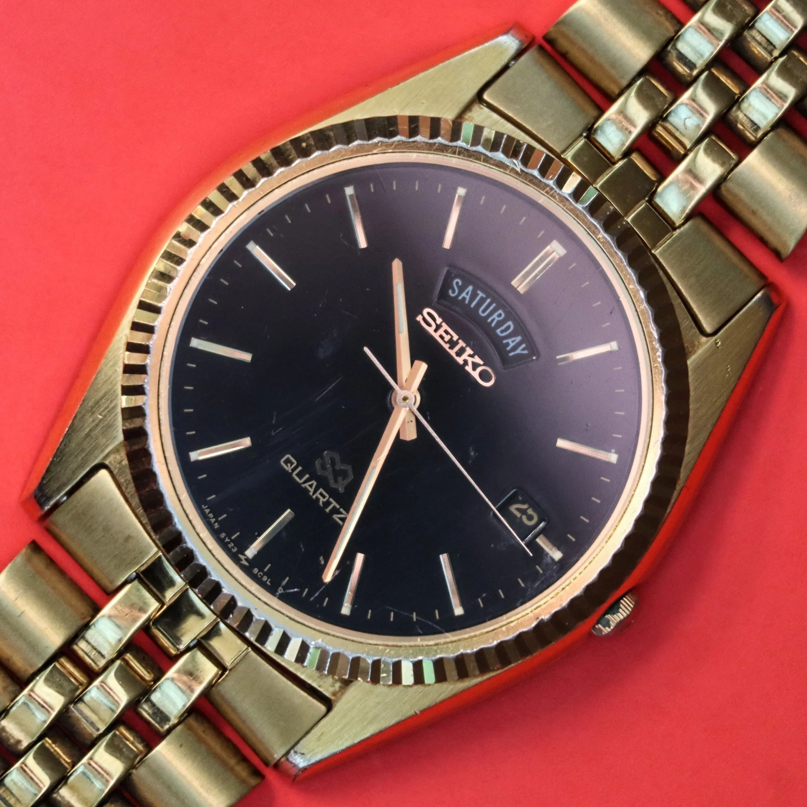 1990 SEIKO SQ Quartz Watch Day/Date 5Y23 Coin Edge Bezel and Original Bracelet