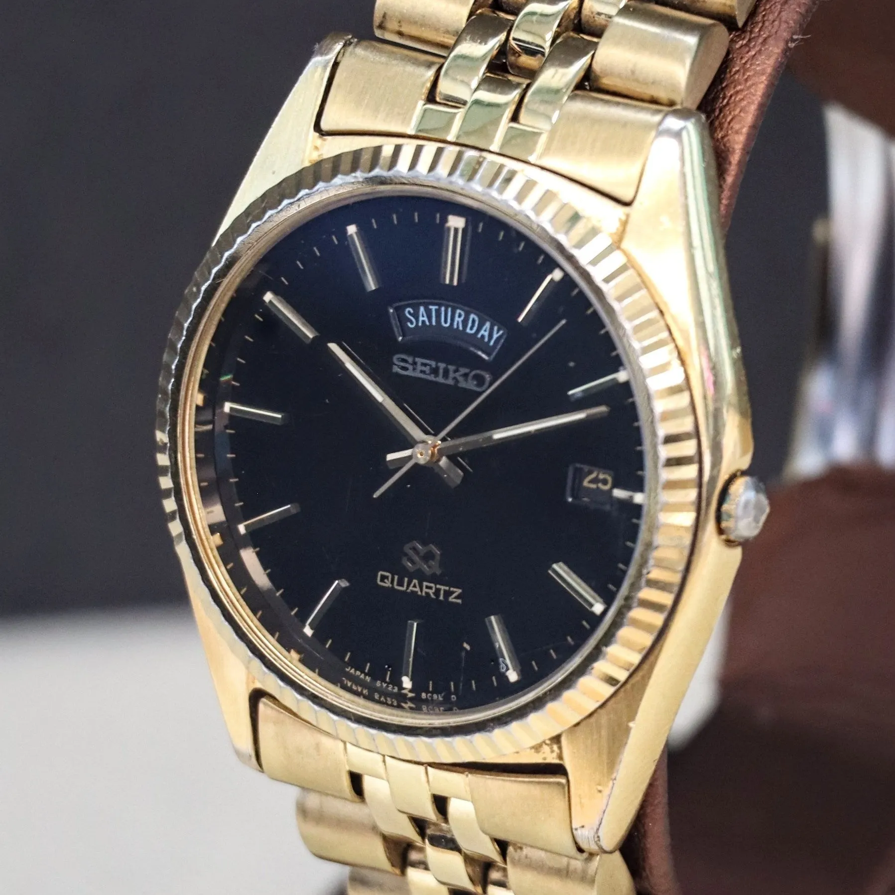 1990 SEIKO SQ Quartz Watch Day/Date 5Y23 Coin Edge Bezel and Original Bracelet