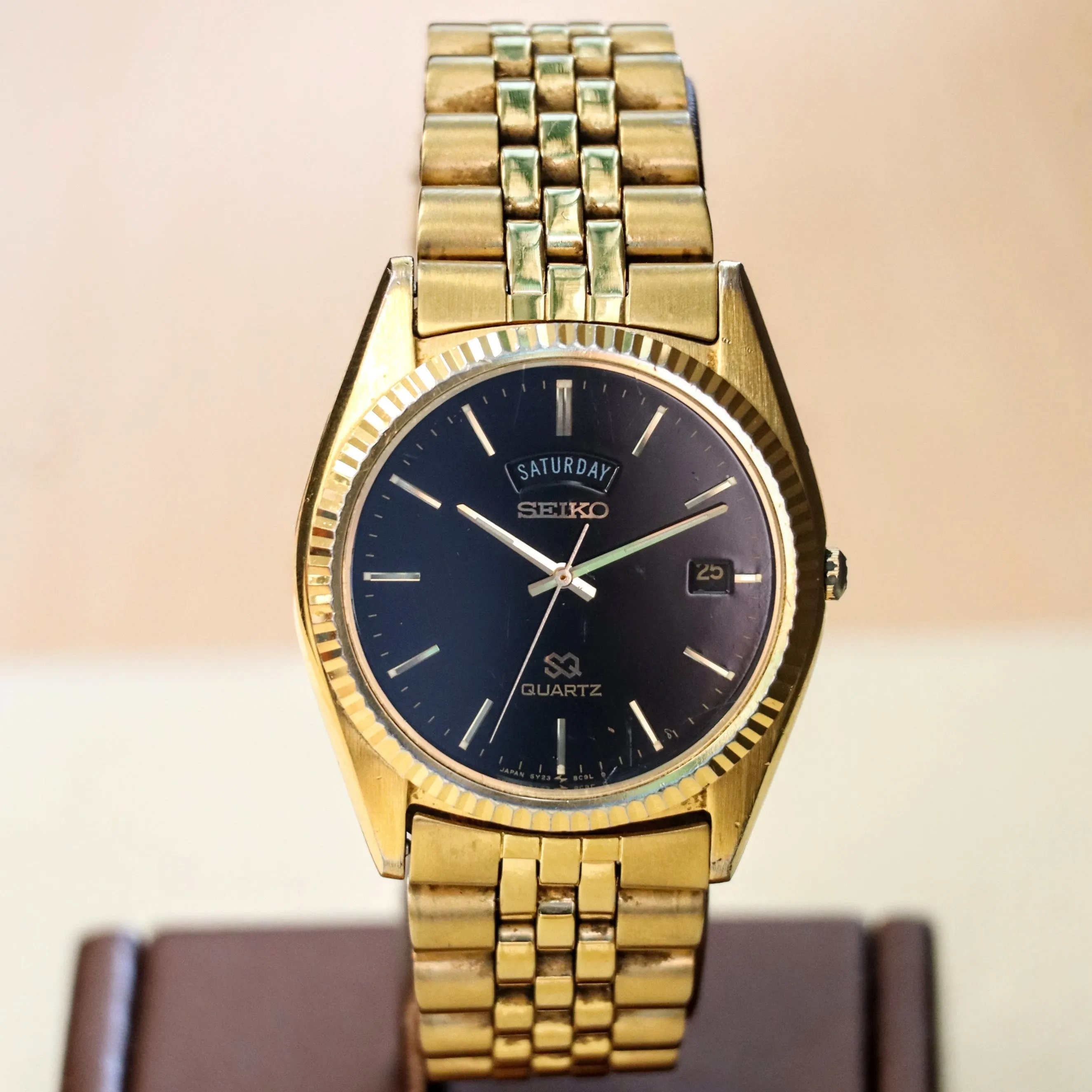 1990 SEIKO SQ Quartz Watch Day/Date 5Y23 Coin Edge Bezel and Original Bracelet