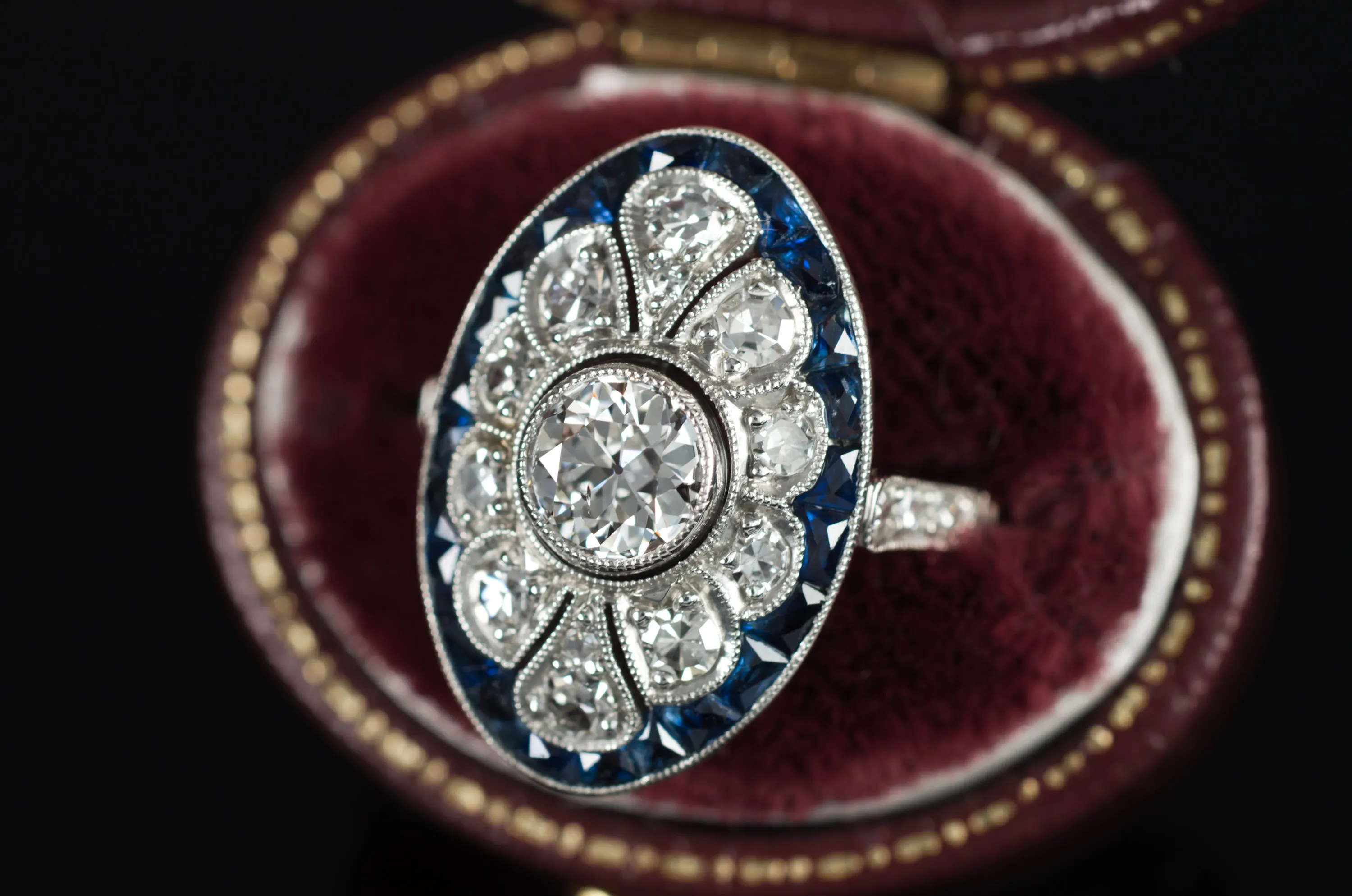 OEC DIAMOND AND SAPPHIRE RING IN PLATINUM