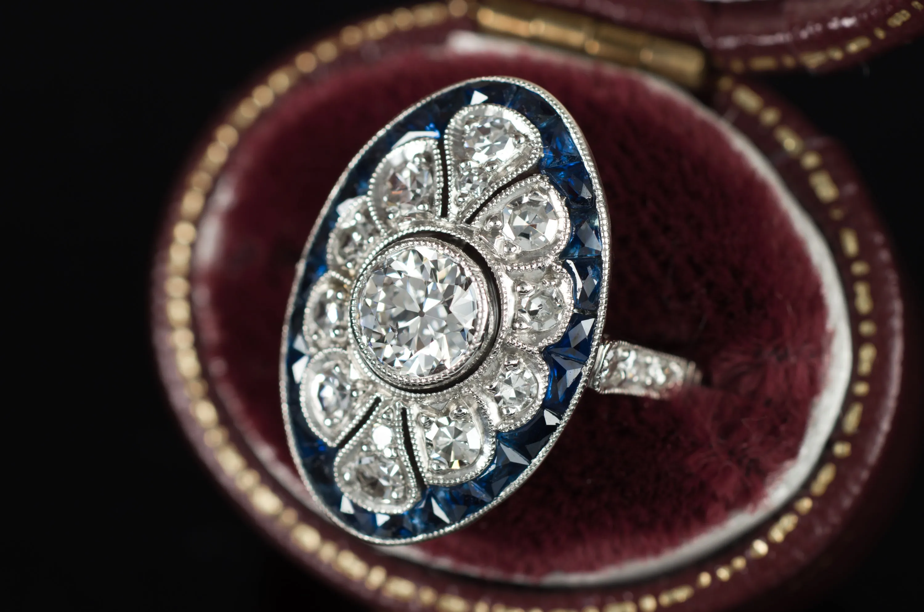 OEC DIAMOND AND SAPPHIRE RING IN PLATINUM