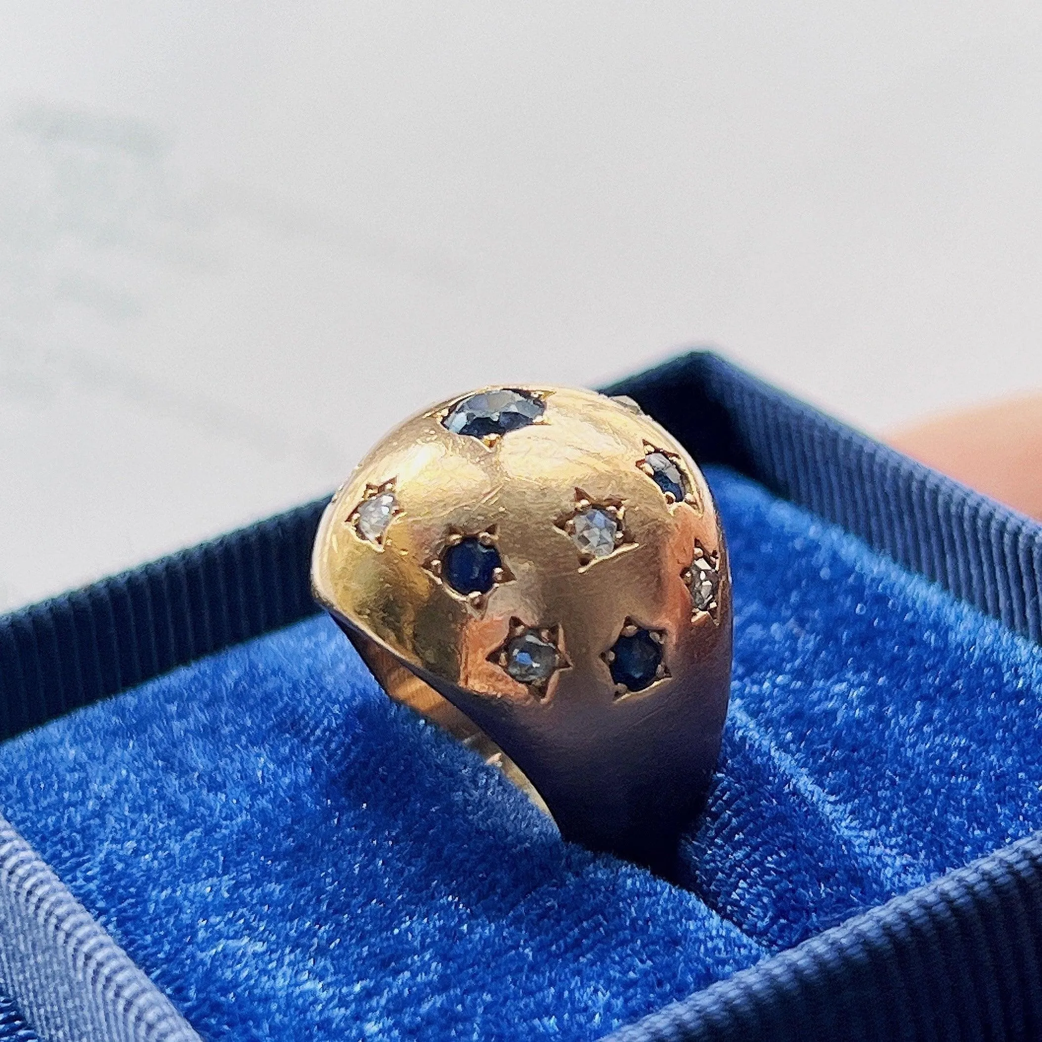 Vintage retro 18K gold blue sapphire diamond bombe star ring
